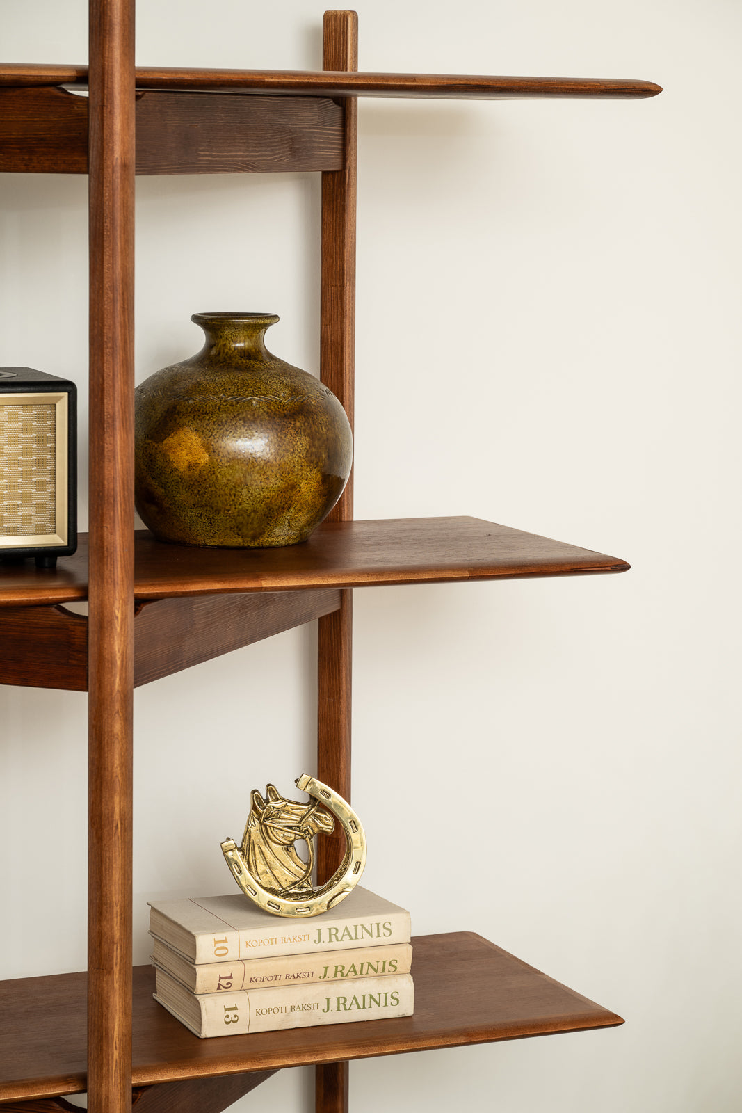 Bibliothèque moderne du milieu du siècle