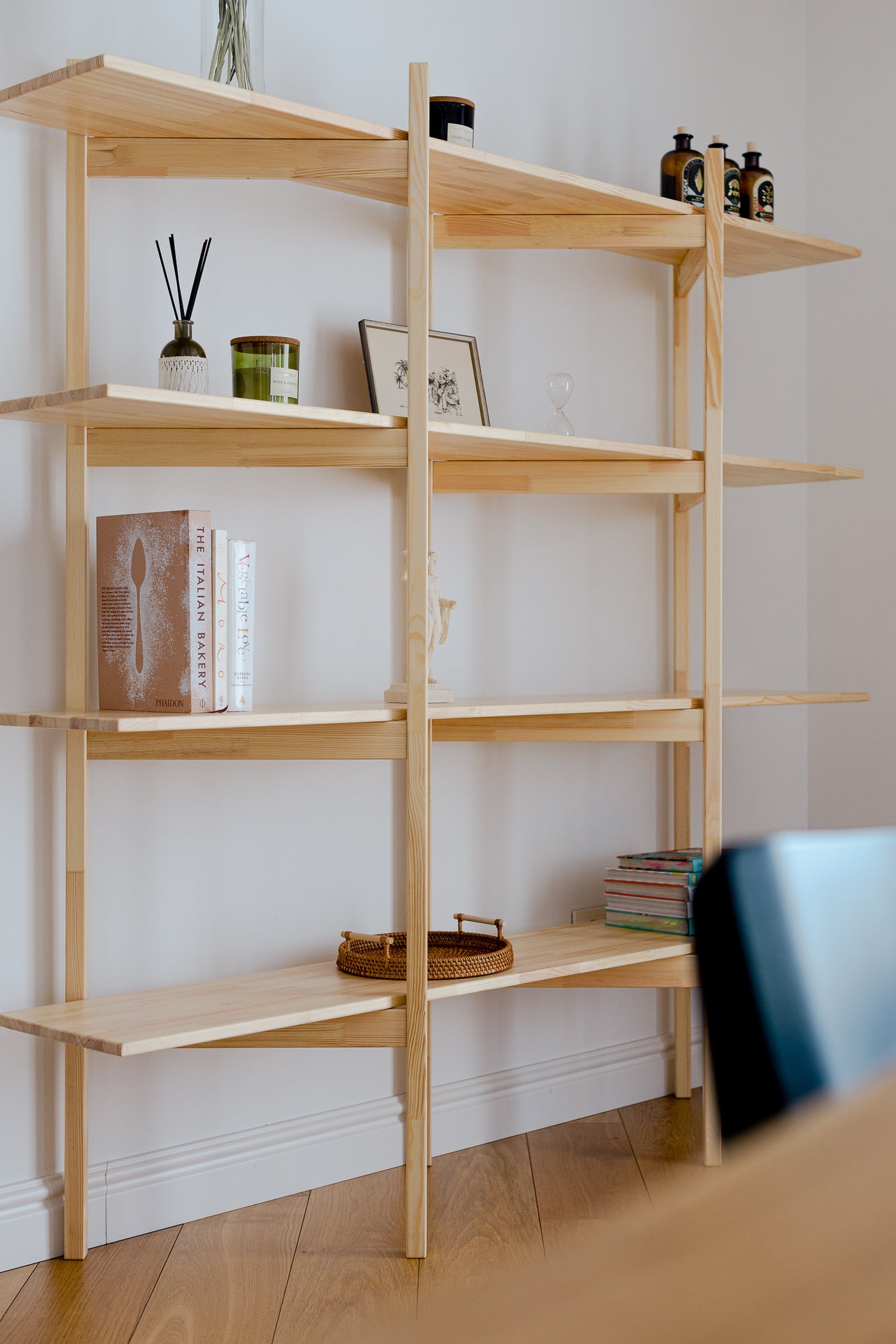 Bibliothèque moderne du milieu du siècle